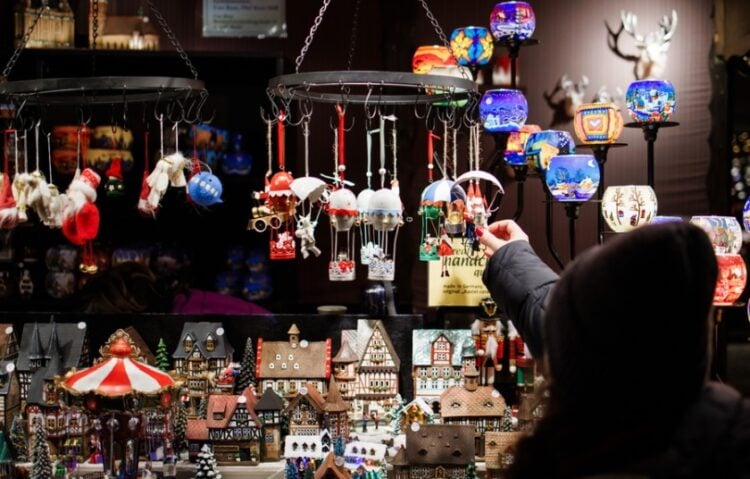 Γερμανίδα κοιτά χριστουγεννιάτικα στολίδια σε αγορά του Βερολίνου.Τέσσερις στις πέντε επιχειρήσεις που οδηγούνται σε πτώχευση απασχολούν κάτω από 10 εργαζόμενους (φωτ.: EPA/Clemens Bilan)