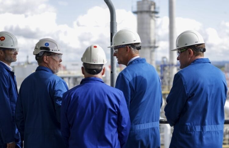 Ο Γερμανός καγκελάριος Φρίντριχ Μερτς (δεύτερος από δεξιά) στη διάρκεια παλιότερης επίσκεψής του σε εργοστάσιο στο Ντίσελντορφ (φωτ.: EPA/Christopher Neundorf)