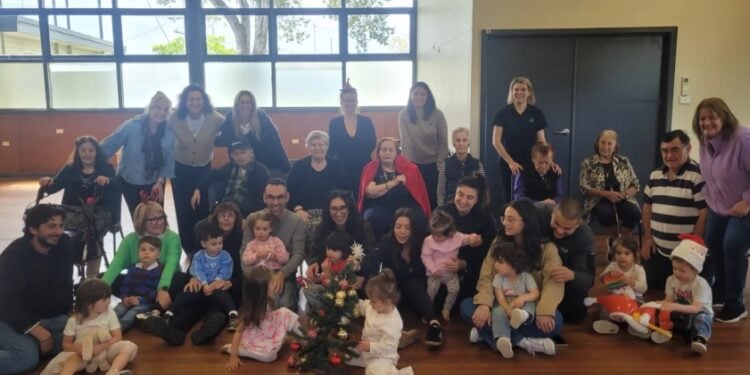 Οι τρόφιμοι του «Fronditha Care» μαζί με τα παιδιά του προγράμματος «Ε.L.A.» (φωτ.: Ελληνική Κοινότητα Μελβούρνης)