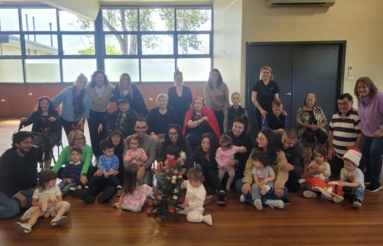 Οι τρόφιμοι του «Fronditha Care» μαζί με τα παιδιά του προγράμματος «Ε.L.A.» (φωτ.: Ελληνική Κοινότητα Μελβούρνης)