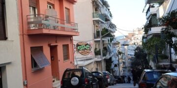 Το σημείο στην οδό Λοκρίδος όπου έπεσε ο άτυχος άνδρας (φωτ.: EUROKINISSI/Γιάννης Παναγόπουλος)