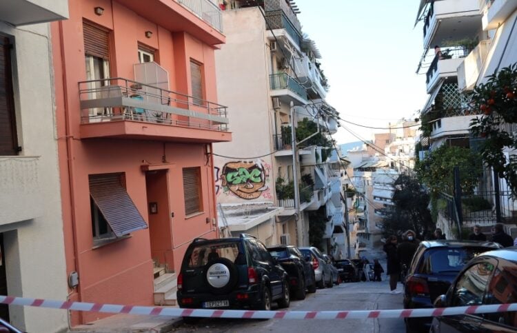 Το σημείο στην οδό Λοκρίδος όπου έπεσε ο άτυχος άνδρας (φωτ.: EUROKINISSI/Γιάννης Παναγόπουλος)