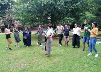 Αν βρεθείτε στο Κάρντιφ και ακούσετε νταούλι μέσα στο πάρκο, θα ξέρετε γιατί (φωτ.: facebook/Greek dances Cardiff)