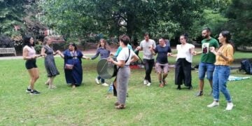 Αν βρεθείτε στο Κάρντιφ και ακούσετε νταούλι μέσα στο πάρκο, θα ξέρετε γιατί (φωτ.: facebook/Greek dances Cardiff)