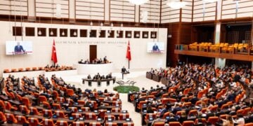 Ο Χακάν Φιντάν στο βήμα της τουρκικής Βουλής (φωτ.: Χ/Hakan Fidan)