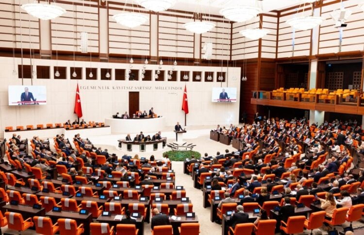 Ο Χακάν Φιντάν στο βήμα της τουρκικής Βουλής (φωτ.: Χ/Hakan Fidan)