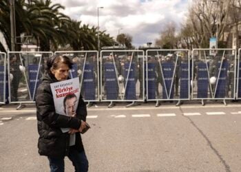 Yποστηρίκτρια του Εκρέμ Ιμάμογλου κοντά στη Γενική Αστυνομική Διεύθυνση της Κωνσταντινούπολης (φωτ.: EPA / Erdem Sahin)
