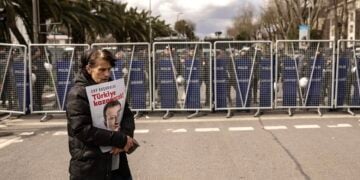 Yποστηρίκτρια του Εκρέμ Ιμάμογλου κοντά στη Γενική Αστυνομική Διεύθυνση της Κωνσταντινούπολης (φωτ.: EPA / Erdem Sahin)