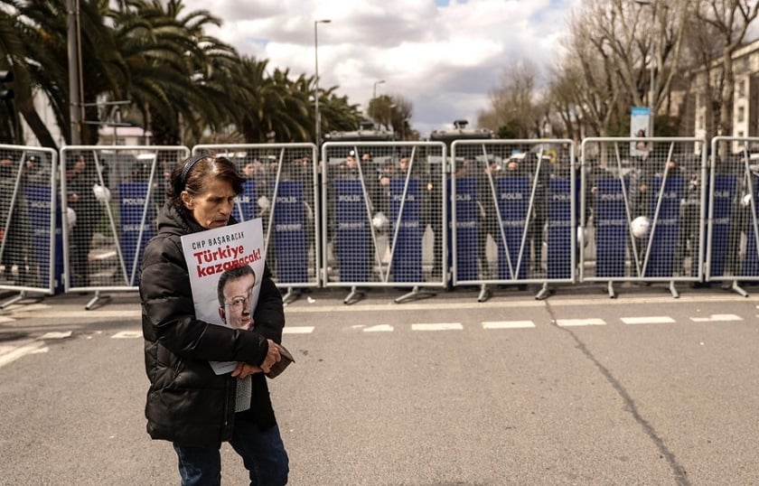 Yποστηρίκτρια του Εκρέμ Ιμάμογλου κοντά στη Γενική Αστυνομική Διεύθυνση της Κωνσταντινούπολης (φωτ.: EPA / Erdem Sahin)