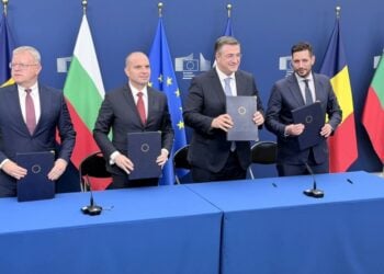 Στιγμιότυπο από την υπογραφή της συμφωνίας