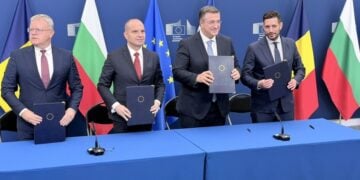 Στιγμιότυπο από την υπογραφή της συμφωνίας