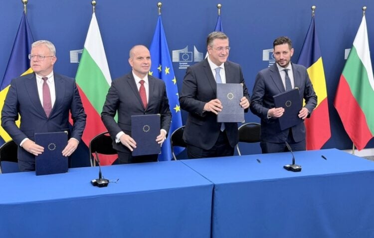 Στιγμιότυπο από την υπογραφή της συμφωνίας