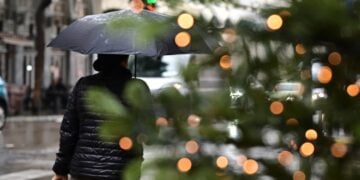 Βροχή στη στολισμένη Αθήνα (φωτ.: EUROKINISSI / Μιχάλης Καραγιάννης)