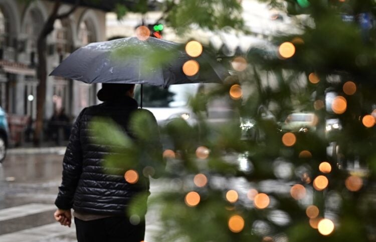 Βροχή στη στολισμένη Αθήνα (φωτ.: EUROKINISSI / Μιχάλης Καραγιάννης)