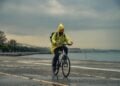 Θαραλλέος ποδηλάτης στην παραλία της Θεσσαλονίκης (φωτ. αρχείου: ΜΟΤΙΟΝΤΕΑΜ/Βασίλης Βερβερίδης)