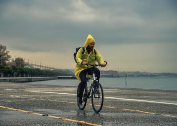 Θαραλλέος ποδηλάτης στην παραλία της Θεσσαλονίκης (φωτ. αρχείου: ΜΟΤΙΟΝΤΕΑΜ/Βασίλης Βερβερίδης)