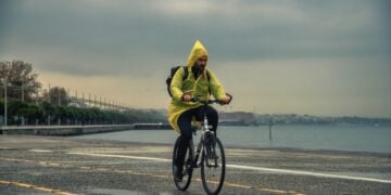 Θαραλλέος ποδηλάτης στην παραλία της Θεσσαλονίκης (φωτ. αρχείου: ΜΟΤΙΟΝΤΕΑΜ/Βασίλης Βερβερίδης)