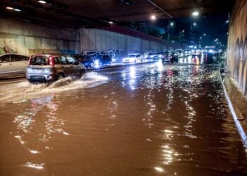 Πλημμύρισαν δρόμοι στην Αττική. Πολλά οχήματα και οδηγοί παγιδεύτηκαν στους δρόμους (φωτ.: Γιάννης Παναγόπουλος/ EUROKINISSI)