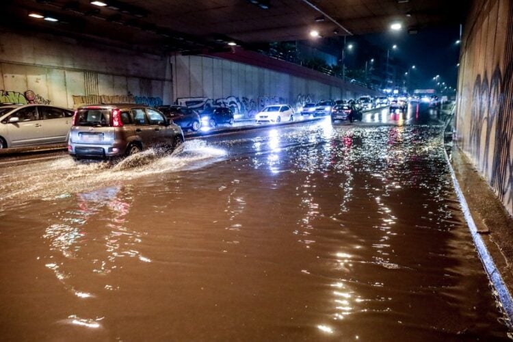 Πλημμύρισαν δρόμοι στην Αττική. Πολλά οχήματα και οδηγοί παγιδεύτηκαν στους δρόμους (φωτ.: Γιάννης Παναγόπουλος/ EUROKINISSI)
