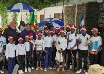 Ο μητροπολίτης Ζάμπιας με τα παιδιά του Ιεραποστολικού Κέντρου Αγίων Βασιλείου και Δημητρίου Λουσάκας (φωτ.: Facebook / Orthodox Metropolis of Zambia)