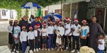 Ο μητροπολίτης Ζάμπιας με τα παιδιά του Ιεραποστολικού Κέντρου Αγίων Βασιλείου και Δημητρίου Λουσάκας (φωτ.: Facebook / Orthodox Metropolis of Zambia)