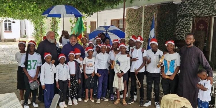 Ο μητροπολίτης Ζάμπιας με τα παιδιά του Ιεραποστολικού Κέντρου Αγίων Βασιλείου και Δημητρίου Λουσάκας (φωτ.: Facebook / Orthodox Metropolis of Zambia)