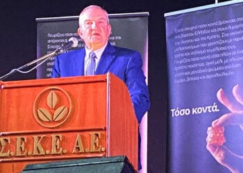 Στιγμιότυπο από την ομιλία του Κώστα Καραμανλή στη Συνεταιριστική Ένωση Καπνοπαραγωγών Ελλάδος (φωτ.: ΑΠΕ-ΜΠΕ)