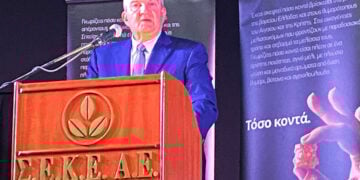 Στιγμιότυπο από την ομιλία του Κώστα Καραμανλή στη Συνεταιριστική Ένωση Καπνοπαραγωγών Ελλάδος (φωτ.: ΑΠΕ-ΜΠΕ)