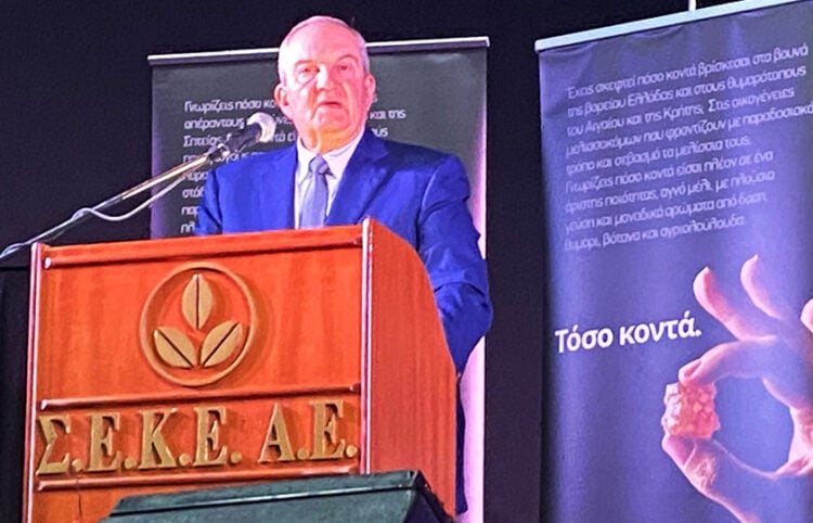 Στιγμιότυπο από την ομιλία του Κώστα Καραμανλή στη Συνεταιριστική Ένωση Καπνοπαραγωγών Ελλάδος (φωτ.: ΑΠΕ-ΜΠΕ)