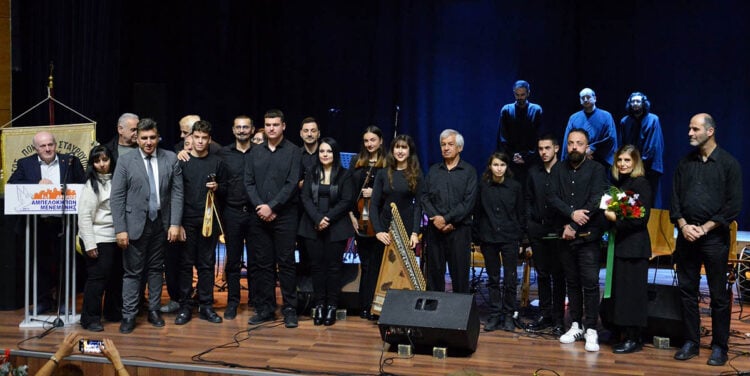Ομαδική φωτογραφία μετά το τέλος της εκδήλωσης (φωτ.: Facebook / Ράδιο Ακρίτες)