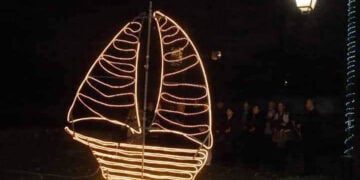 Το φωτισμένο καράβι στην Πλατεία Ποντιακού Ελληνισμού (φωτ.: Facebook / Ένωση Ποντίων Δροσιάς)