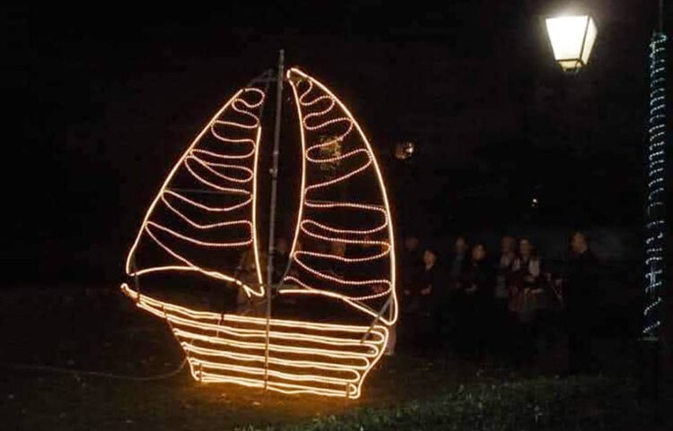 Το φωτισμένο καράβι στην Πλατεία Ποντιακού Ελληνισμού (φωτ.: Facebook / Ένωση Ποντίων Δροσιάς)