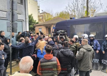 Αγρότες πάνω σε αστυνομικό μπλόκο, πριν από το γραφείο του Κώστα Τσιάρα στην Καρδίτσα (φωτ.: karditsalive.net)