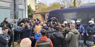 Αγρότες πάνω σε αστυνομικό μπλόκο, πριν από το γραφείο του Κώστα Τσιάρα στην Καρδίτσα (φωτ.: karditsalive.net)