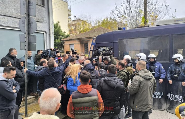 Αγρότες πάνω σε αστυνομικό μπλόκο, πριν από το γραφείο του Κώστα Τσιάρα στην Καρδίτσα (φωτ.: karditsalive.net)