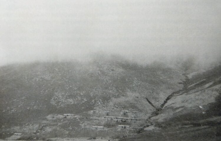 Καλύβες στα βουνά της Κερασούντας (φωτ.: «Η Έξοδος», τόμος Ι, εφημερίδα «Καθημερινή»)