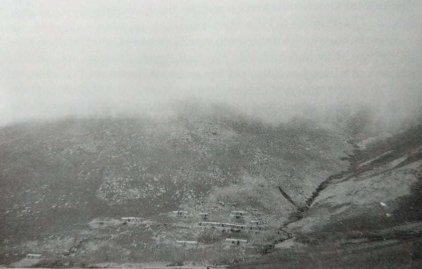 Καλύβες στα βουνά της Κερασούντας (φωτ.: «Η Έξοδος», τόμος Ι, εφημερίδα «Καθημερινή»)