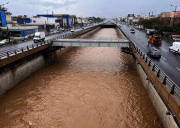 Μετά τη βροχή, αυτοκίνητα διασχίζουν τον Κηφισό δίπλα από το ποτάμι, στο Μοσχάτο.  Παρασκευή 5 Δεκεμβρίου 2025 (φωτ.: ΑΠΕ-ΜΠΕ / Χάρης Ακριβιάδης)