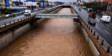 Μετά τη βροχή, αυτοκίνητα διασχίζουν τον Κηφισό δίπλα από το ποτάμι, στο Μοσχάτο.  Παρασκευή 5 Δεκεμβρίου 2025 (φωτ.: ΑΠΕ-ΜΠΕ / Χάρης Ακριβιάδης)