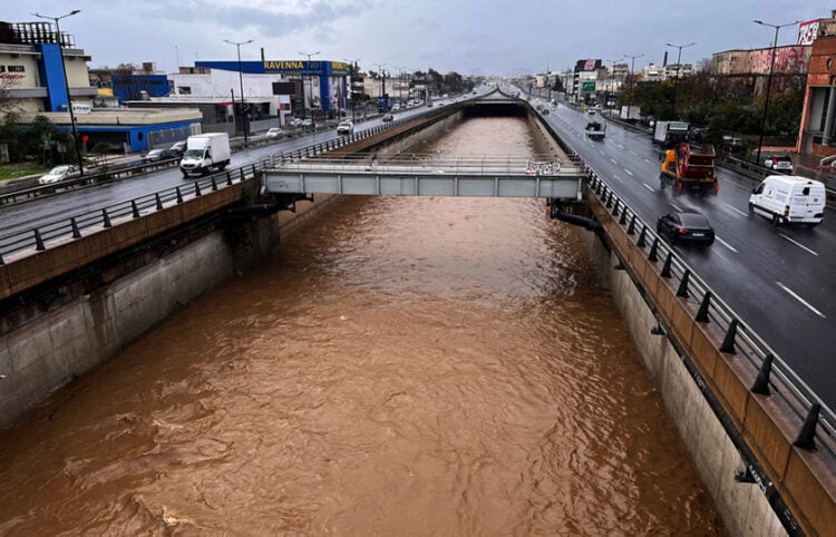 Μετά τη βροχή, αυτοκίνητα διασχίζουν τον Κηφισό δίπλα από το ποτάμι, στο Μοσχάτο.  Παρασκευή 5 Δεκεμβρίου 2025 (φωτ.: ΑΠΕ-ΜΠΕ / Χάρης Ακριβιάδης)