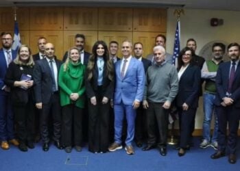 Η Κίμπερλι Γκίλφοϊλ (κέντρο) με το προσωπικό του γενικού προξενείου των ΗΠΑ στη Θεσσαλονίκη (φωτ.: facebook/Kimberly Guilfoyle)