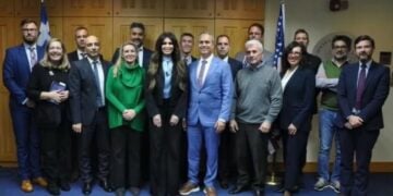 Η Κίμπερλι Γκίλφοϊλ (κέντρο) με το προσωπικό του γενικού προξενείου των ΗΠΑ στη Θεσσαλονίκη (φωτ.: facebook/Kimberly Guilfoyle)