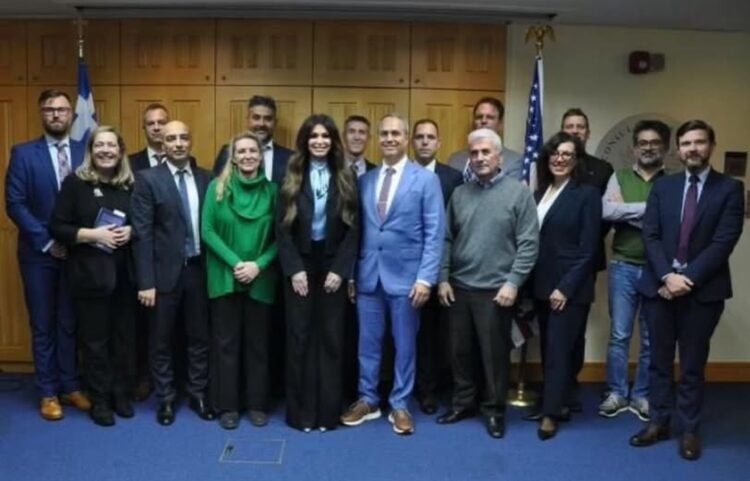 Η Κίμπερλι Γκίλφοϊλ (κέντρο) με το προσωπικό του γενικού προξενείου των ΗΠΑ στη Θεσσαλονίκη (φωτ.: facebook/Kimberly Guilfoyle)