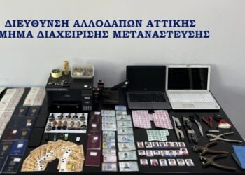 Ηλεκτρονικές συσκευές, χρήματα, φωτογραφίες κι άλλα αντικείμενα που κατασχέθηκαν από το σπίτι του 58χρονου (φωτ.: Ελληνική Αστυνομία)
