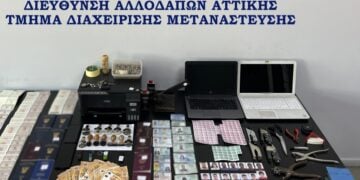 Ηλεκτρονικές συσκευές, χρήματα, φωτογραφίες κι άλλα αντικείμενα που κατασχέθηκαν από το σπίτι του 58χρονου (φωτ.: Ελληνική Αστυνομία)