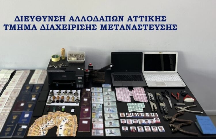 Ηλεκτρονικές συσκευές, χρήματα, φωτογραφίες κι άλλα αντικείμενα που κατασχέθηκαν από το σπίτι του 58χρονου (φωτ.: Ελληνική Αστυνομία)