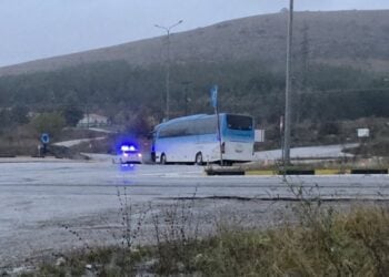 Περιπολικό δίπλα στο μοιραίο λεωφορείο (φωτ.: kozan.gr)