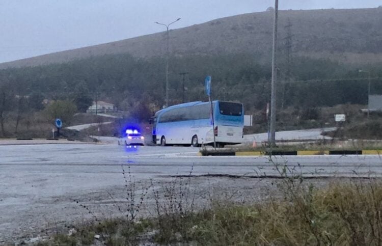 Περιπολικό δίπλα στο μοιραίο λεωφορείο (φωτ.: kozan.gr)
