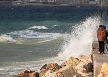 Κύματα στη θάλασσα σε παραλία της Αττικής (φωτ.: EUROKINISSI / Γιώργος Κονταρίνης)