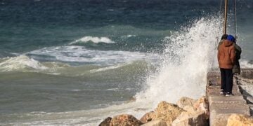 Κύματα στη θάλασσα σε παραλία της Αττικής (φωτ.: EUROKINISSI / Γιώργος Κονταρίνης)